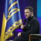 Zelenski ofrece una rueda de prensa ante periodistas extranjeros ayer, en Kiev.