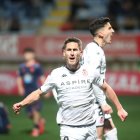 Manu Justo y Pibe celebran el gol que sentenció el partido ante el Celta Fortuna.
