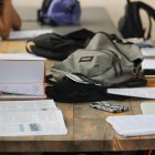 Imagen de archivo de un móvil en la mesa en un centro educativo. EFE/ Manuel Bruque