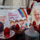 Un dibujo y una fotografía del papa Francisco bajo la estatua de Juan Pablo II, frente al Hospital Agostino Gemelli, donde se encuentra hospitalizado desde el 14 de febrero debido a una infección en las vías respiratorias. EFE/EPA/GIUSEPPE LAMI