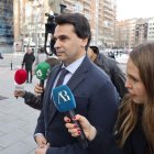 El novio de la presidenta madrileña Isabel Díaz Ayuso, Alberto González Amador, presta declaración este lunes ante la jueza que le investiga por dos presuntos delitos fiscales y falsedad documental, tras cuatro aplazamientos y casi un año después de que estallara el caso. EFE/ Sergio Perez