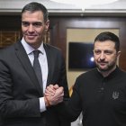 El jefe del Ejecutivo español, Pedro Sánchez, se ha reunido este lunes en Kiev de forma bilateral con el presidente ucraniano, Volodímir Zelenski (d), a quien ha reiterado que España continuará apoyando a Ucrania durante el tiempo que sea necesario para lograr una paz justa y duradera. EFE/Pool Moncloa /Borja Puig de la Bellacasa SÓLO USO EDITORIAL, PERMITIDO SU USO SÓLO EN RELACIÓN A LA INFORMACIÓN QUE APARECE EN EL PIE DE FOTO (CRÉDITO OBLIGATORIO)