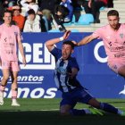 Momento en el que Álvaro Bustos fue objeto del penalti que allanó el camino de la Deportiva.