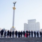Zelenski con los líderes internacionales que acudieron ayer a la cumbre en Kiev por el tercer aniversario de la guerra.