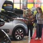 Imagen de archivo de una feria de venta de coches.