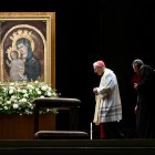 El secretario de Estado del Vaticano, Pietro Parolin, preside el rezo del Rosario por la salud del papa Francisco, en la Plaza de San Pedro del Vaticano, el 24 de febrero de 2025. EFE/EPA/ALESSANDRO DI MEO