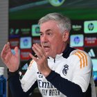 El entrenador del Real Madrid, Carlo Ancelotti durante la rueda de prensa posterior al entrenamiento del equipo en la Ciudad deportiva de Valdebebas. EFE/Fernando Villar