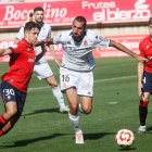 Sergi Maestre se lleva el balón en el Cultural-Osasuna en el Reino.