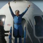 Calleja sale de la cápsula espacial eufórico y emocionado.