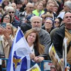 Israelíes reunidos para ver la liberación de dos rehenes en una pantalla grande en la Plaza de los Rehenes en Tel Aviv, Israel, el 22 de febrero de 2025. EFE/EPA/ABIR SULTAN