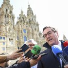 El presidente de la CEOE, Antonio Garamendi (d) hace decLaraciones este martes a los medios junto a Juan Manuel Vieites (c) reelegido para dirigir nuevamente la Confederación de Empresarios de Galicia (CEG) en una asamblea general. EFE/ Xoán Rey