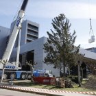 La grúa se colocó a la entrada del Hospital para transportar aparataje para las salas blancas.