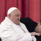 Imagen de archivo fechada en el Vaticano el 9 de febrero de 2025, del papa Francisco en una silla de ruedas.