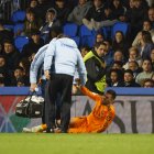 El centrocampista del Real Madrid Dani Ceballos se duele en el suelo tras lesionarse durante el partido de Copa contra la Real Sociedad. EFE/ Juan Herrero.