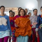 La diseñadora española Ágatha Ruiz de la Prada (c) presenta su nueva colección este domingo, en Nueva York (Estados Unidos).