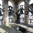 El rector de la Basílica de la Encina, Antolín de Cela, en el campanario en 2016.