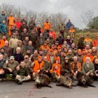 Foto de familia de la II Cacería Solidaria que tuvo como escenario el coto leonés de Viforcos.