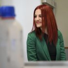 La investigadora biomédica y miembro de la reserva de astronautas de la ESA Sara García visita la Universidad de León, donde se formó, y ofrece una rueda de prensa en el laboratorio que lleva su nombre, este viernes. EFE/J. Casares