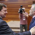 El presidente de la Junta de Castilla y León, Alfonso Fernández Mañueco (i), saluda al presidente de las Cortes, Carlos Pollán (d), este viernes, durante la celebración del 42 aniversario del Estatuto de Autonomía en Valladolid. EFE/ Nacho Gallego