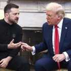 El presidente de Ucrania, Volodímir Zelenski (i) y su homólogo estadounidense, Donald Trump (d), fueron registrados este viernes, 28 de febrero, al intercambiar opiniones ante un eventual proceso de paz para poner fin a la guerra entre Rusia y Ucrania, en la oficina Oval de la Casa Blanca, en Washington DC (EE.UU.). EFE/Jim Lo Scalzo/Pool