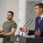 El presidente del gobierno español, Pedro Sánchez (d), y el presidente de Ucrania, Volodímir Zelenski​, comparecen en una rueda de prensa en Madrid después de firmar el "Acuerdo de Cooperación en materia de Seguridad entre España y Ucrania" en mayo de 2024. EFE/ Chema Moya