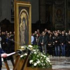 Los fieles asisten a una oración del Rosario en la Basílica de San Pedro por la salud del Papa Francisco en la Ciudad del Vaticano, 01 de marzo de 2025. 
                      EFE/EPA/RICCARDO ANTIMIANI