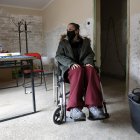 Diagnosticada con covid persistente durante la pandemia que hace ahora cinco años comenzó a propagarse, Lydia Gamón dice, en una entrevista con EFE, estar "sobrepasada" y "reventada psicológicamente" tras verse nuevamente golpeada a consecuencia de la dana del 29 de octubre: perdió su casa en Alfafar, su coche, el andador y la silla de ruedas que permitían su movilidad. En la imagen Gamón en su vivienda arrasada por la inundación. EFE/Miguel Ángel Polo.