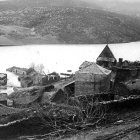 Imagen de 1946. El embalse de Villameca inunda las casas de Oliegos que aún quedan en pie, pero con los tejados poco a poco derrumbándose.