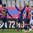 El centrocampista del FC Barcelona Marc Casadó (c) celebra con sus compañeros tras marcar el 2-0 durante el partido de LaLiga EA Sports entre FC Barcelona y Real Sociedad, este domingo en el estadio Olímpico de Montjuic de Barcelona. EFE/ Alejandro García