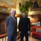 El rey de Reino Unido recibió ayer en su residencia al presidente ucraniano.