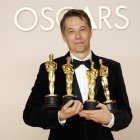 Sean Baker, ganador por Mejor Película, Mejor Dirección, Mejor Montaje y Mejor Guión Original por “Anora”, posa en la sala de prensa durante la 97ª ceremonia anual de los Premios de la Academia en el Dolby Theatre de Hollywood de Los Ángeles, California, EE.UU., el 02 de marzo de 2025. EFE/EPA/CAROLINE BREHMAN