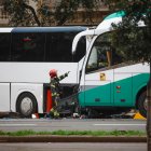 Vista del lugar del accidente en el que más de treinta personas han resultado heridas de diversa consideración, dos de ellas en estado crítico, al chocar dos autocares en la avenida Diagonal de Barcelona, lo que ha obligado a movilizar a los equipos de emergencias. Según han informado a EFE fuentes municipales, el accidente ha ocurrido, por motivos que se investigan, al embestir un autocar a otro por detrás, cuando circulaban por la Diagonal de Barcelona, a la altura del número 361.-EFE/ Alberto Estévez