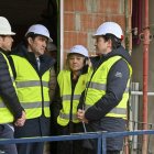 El presidente con el consejero de Vivienda, ayer en Aguilar de Campoo.