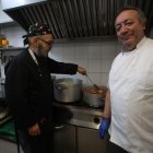 Javier, cocinero de la Casa del Botillo, a la derecha.