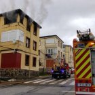 Incendio en Fabero, este lunes, en plena actuación de los Bomberos.