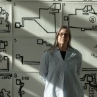 Ana Amorin, delante de una de sus obras. Expone en Cerezales hasta el 9 de marzo.