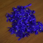 Imagen de un puñado de lazos contra la violencia sexual.
