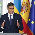 El presidente del Gobierno, Pedro Sánchez, en una rueda de prensa tras reunirse con Volodímir Zelenski el pasado año. EFE/ Chema Moya