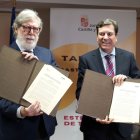 Santiago Aparicio junto a Carlos Fernández Carriedo.