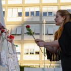 Una mujer coloca una flor frente a la estatua de Juan Pablo II en la entrada del Hospital Gemelli, donde está hospitalizado el Papa Francisco, en Roma, Italia, 04 de marzo de 2025. (Papá, Italia, Roma) EFE/EPA/FABIO FRUSTACI