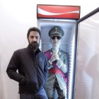 Eugenio Merino, junto a su obra 'Always Franco', en 2012 en Arco. 'El viaje. Javivi, el coche', de Pilar Albarracín, DE 2002.