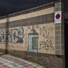 La pintada de fuck cayetanos se limpió ayer por la tarde; otras, no.