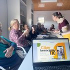 Uno de los talleres de alumnos del instituto de Puente con mayores.