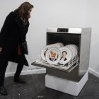 Una mujer observa la obra 'Lavado de cara', del artista Eugenio Merino, en Arco.