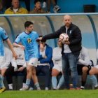 El entrenador Adrián Benavides da órdenes a sus jugadores del Viveiro.