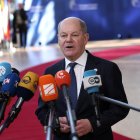 El canciller saliente de Alemania, Olaf Schoz, hace declaraciones a la prensa a su llegada a la cumbre extraordinaria que los líderes europeos celebran este jueves en Bruselas. EFE/EPA/CHRISTOPHE PETIT TESSON