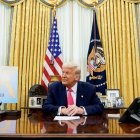 El presidente estadounidense Donald Trump habla antes de firmar una orden ejecutiva en la Oficina Oval de la Casa Blanca en Washington, DC, Estados Unidos, 06 de marzo de 2025. EFE/AL DRAGO / POOL