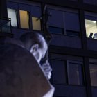 Imagen de la estatua de Juan Pablo II ante el Hospital Gemelli, de Roma, donde está hospitalizado el papa Francisco desde el 14 de febrero de 2025. EFE/EPA/FABIO FRUSTACI