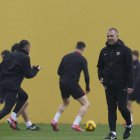El técnico alemán del FC Barcelona, Hansi Flick, durante el entrenamiento del este viernes. EFE/ Alejandro García