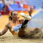 Ana Peleteiro confirmó su condición de indiscutible 'reina' del triple salto en el Viejo Continente, tras añadir este viernes al título de campeona continental al aire libre que conquistó el año pasado en Roma la medalla de oro en los Europeos en pista cubierta de Apeldoorn (Países Bajos). EFE/EPA/Robin van Lonkhuijsen